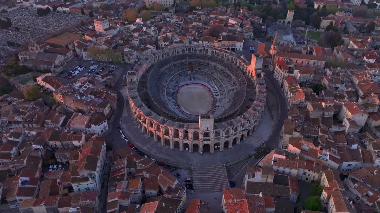 Vista aerea di Arles con alba soffusa e antica arena