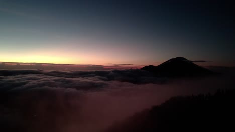 Vulkan-Mount-Batur-über-Einem-Wolkenmeer-Bei-Sonnenuntergang-In-Bali,-Indonesien