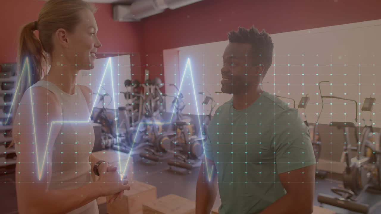animación del procesamiento de datos sobre hombres y mujeres diversos que hacen ejercicio en el gimnasio