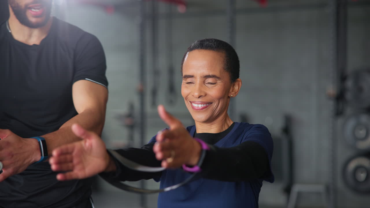 mujer mayor haciendo ejercicio con banda de resistencia en el gimnasio