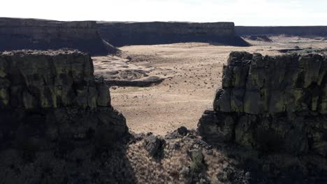 pasando por una imponente colina para revelar el prístino cañón más allá, el parque estatal dry falls, vista aérea