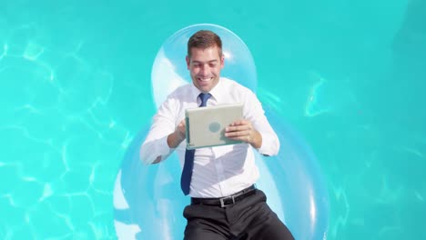 hombre de negocios usando una tableta en un inflable