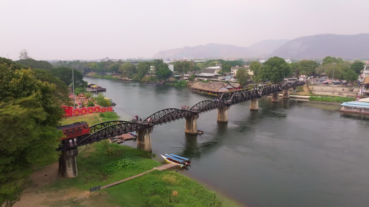 Kanchanaburi, Kwai Nehri üzerinde uzanan demiryolu köprüsünün drone görüntüsü
