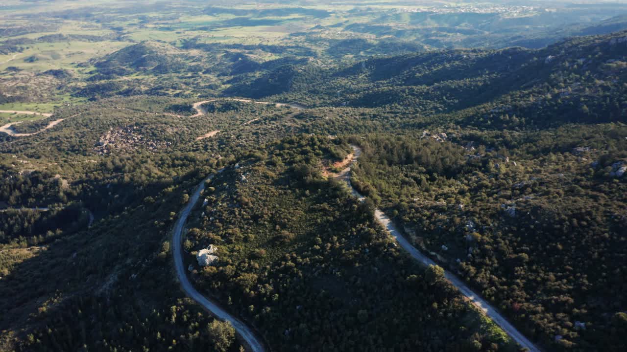 vista aérea de caminos sinuosos de las montañas de kyrenia, chipre.