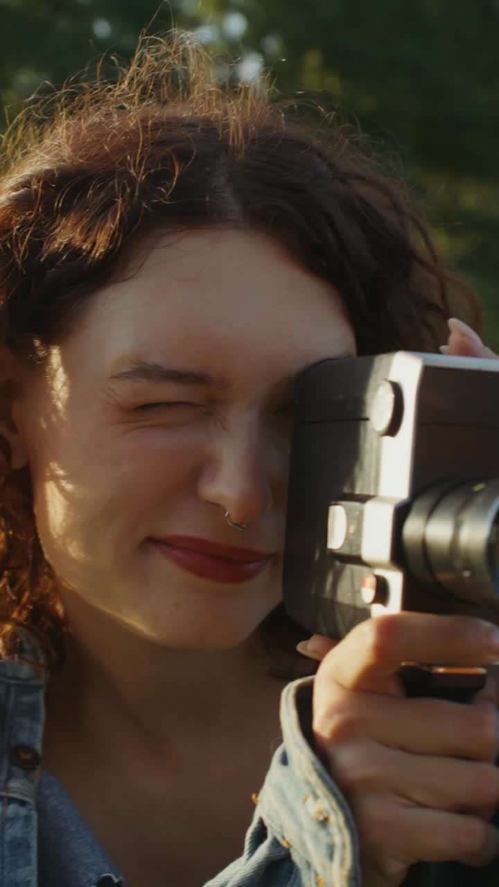 mujer tomando una foto con una cámara de película vintage
