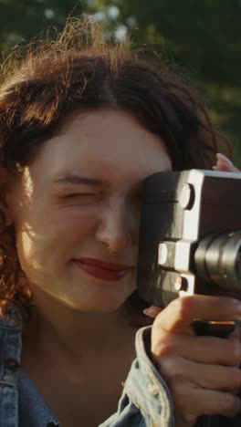 mujer tomando una foto con una cámara de película vintage