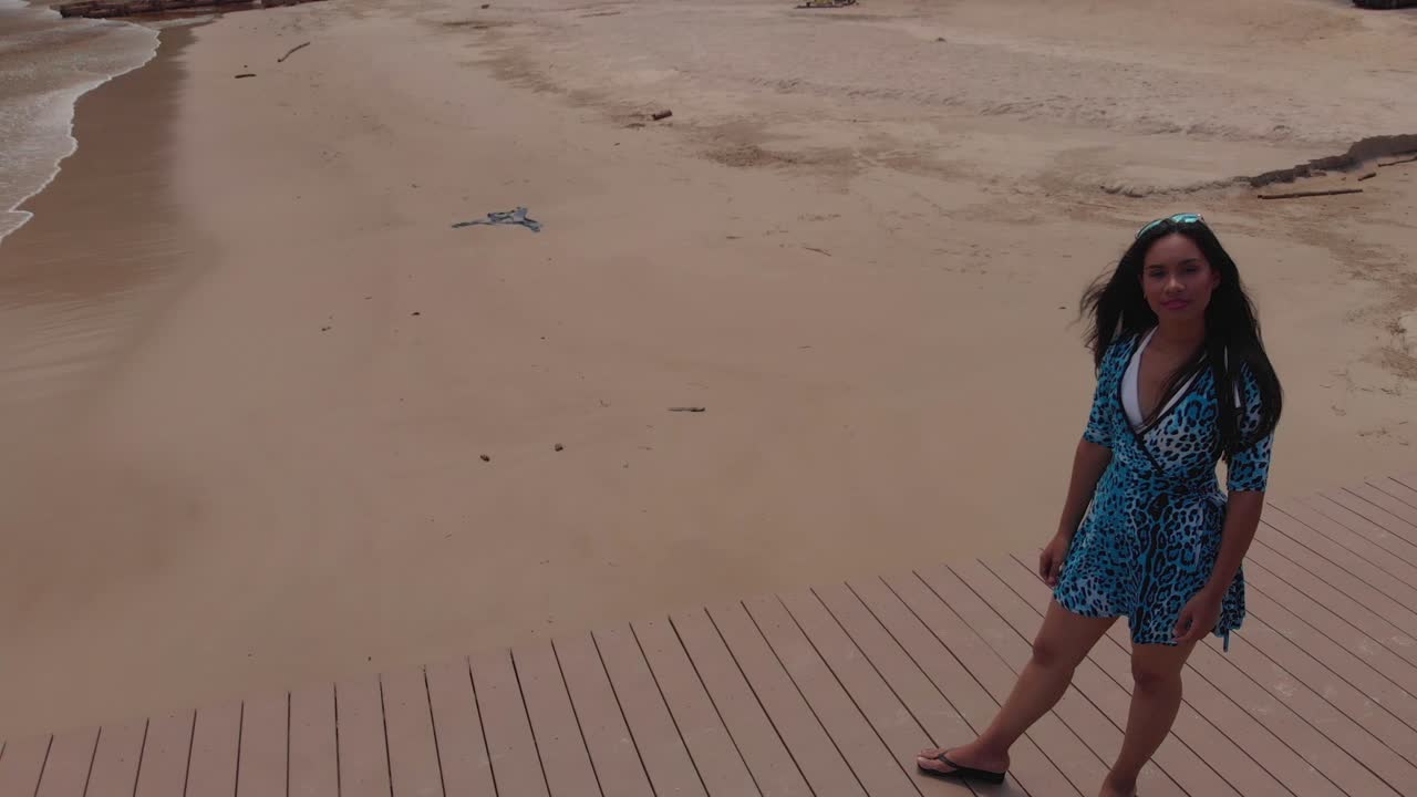 imágenes de drones de un modelo con la playa más famosa de la costa norte de trinidad, maracas