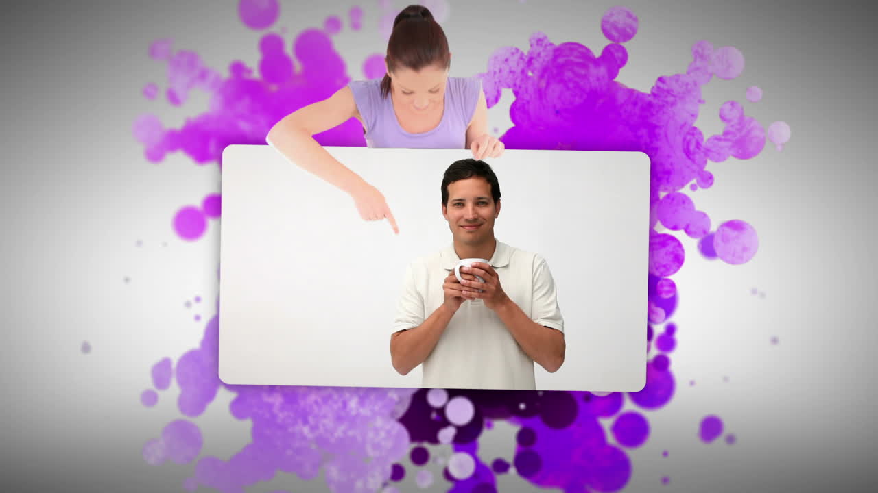 mujer mostrando a la gente disfrutando del café