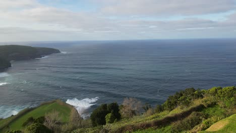 Die-Meereswellen-Rollen-An-Die-Küste-Der-Portugiesischen-Riviera-Auf-Den-Azoren,-Portugal,-Und-Verkörpern-Das-Konzept-Der-Küstenruhe-Und-Der-Natürlichen-Schönheit