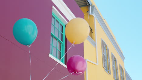 Mädchen-Mit-Bunten-Luftballons,-Das-Auf-Der-Geburtstagsfeier-Der-Stadtstraße-Läuft-Und-Sommerspaß-In-4k-Feiert