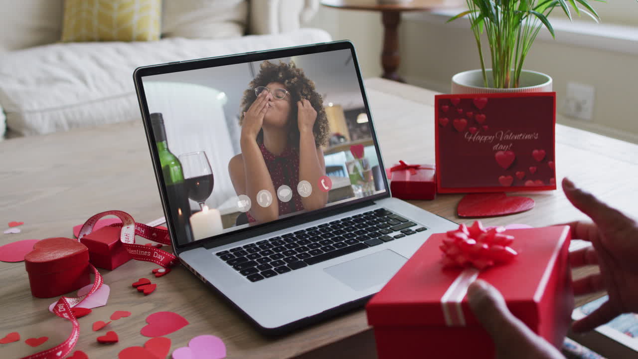 feliz mujer afroamericana besándose y haciendo una videollamada del día de san valentín en una computadora portátil
