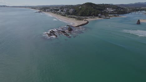 punto de currumbin cerca de currumbin beach y currumbin alley en queensland, australia