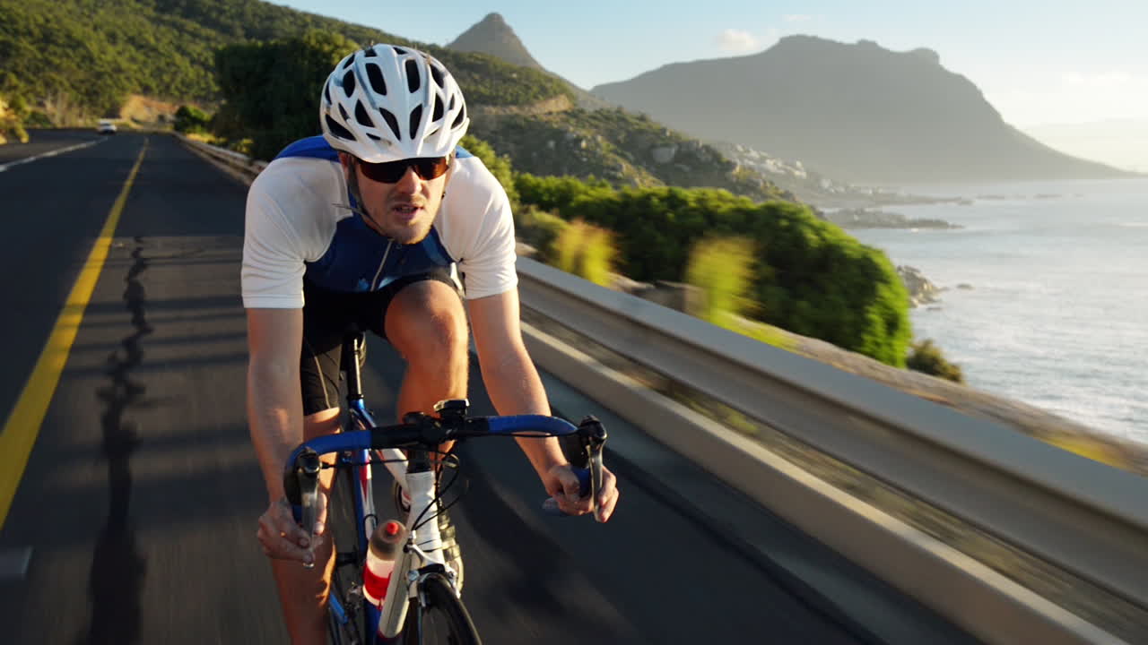 hombre saludable en bicicleta de carretera en bicicleta al aire libre fitness steadicam shot