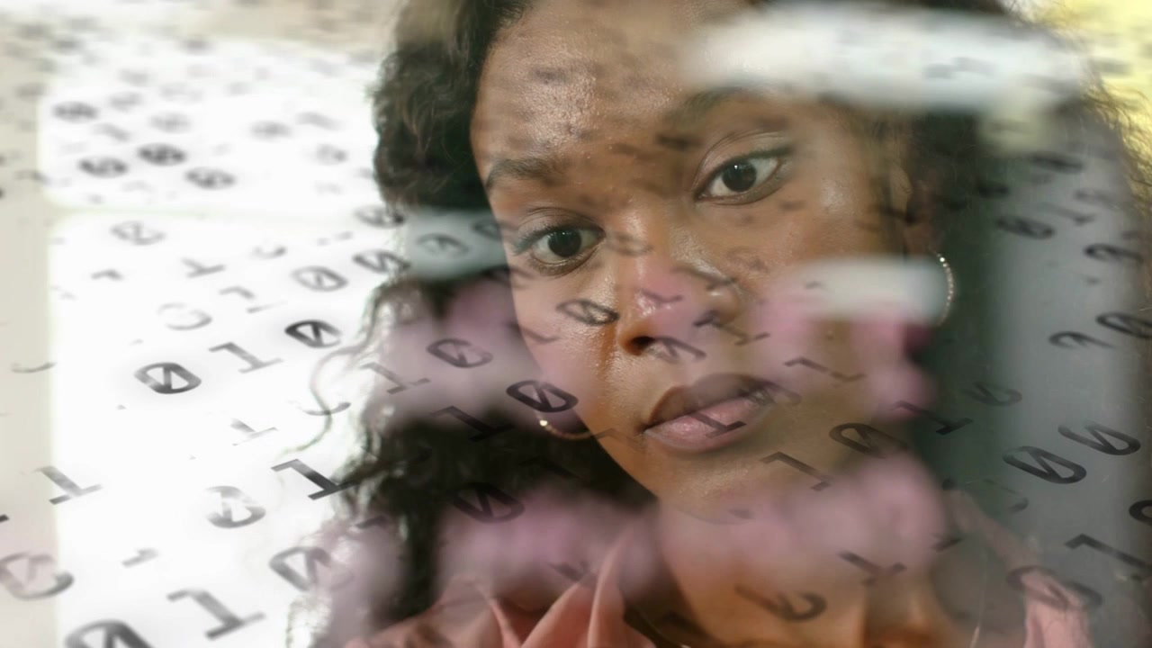 Donna adulta che reagisce a un overlay binario su vetro, spostando lo sguardo, inclinando la testa, analizzando il codice