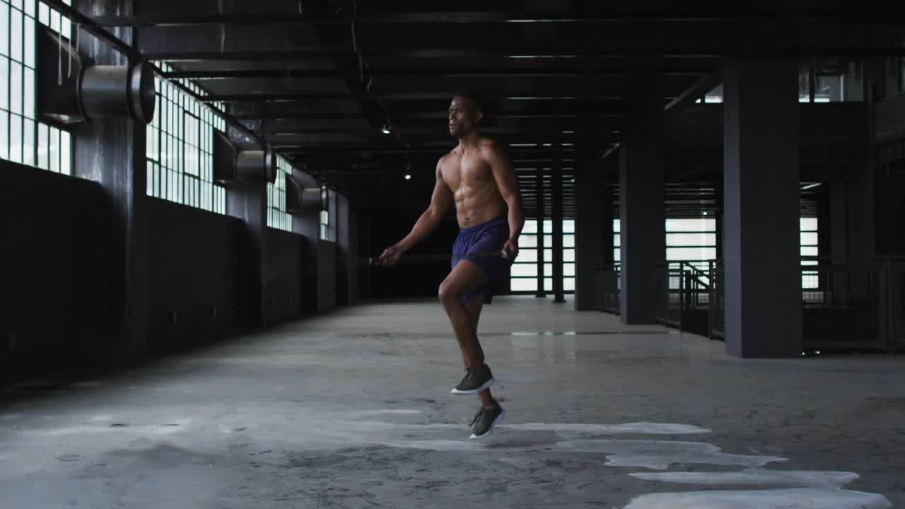 Mand starter sjippetov med tovsving, udfører fitnesstræning mens LEVEL UP ligger over benene