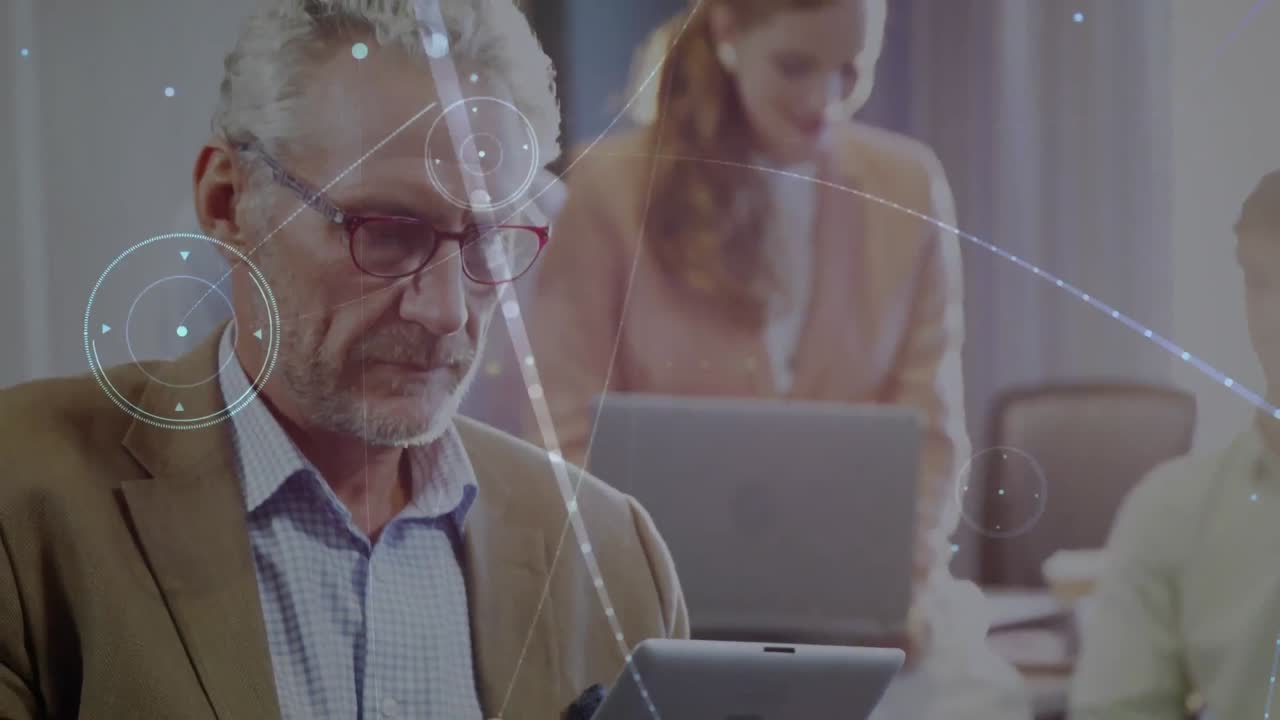 사무실에서 디지털 태블릿을 사용하는 카우카시안 노인에 대한 연결 네트워크의 애니메이션