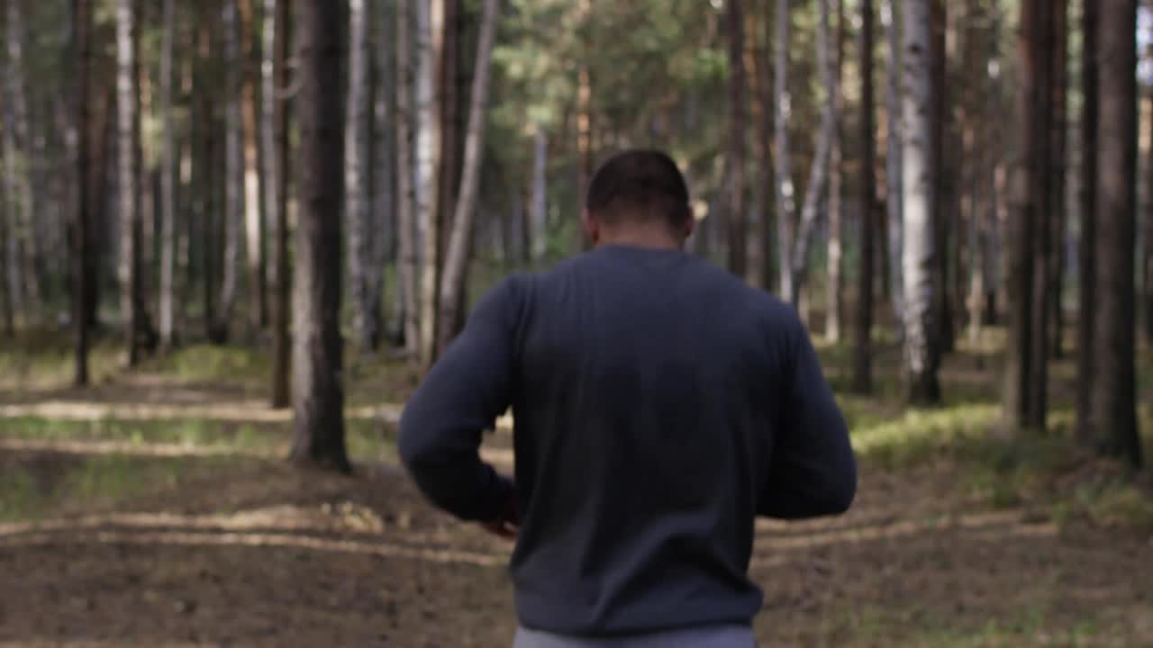 숲에서 달리는 남자