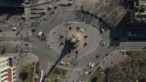 Vista-De-ángulo-Alto-De-Los-Vehículos-Que-Circulan-Por-Las-Calles-De-La-Ciudad.-Rotonda-Ovalada-En-El-Famoso-Monumento-A-Colón.-Barcelona,-España