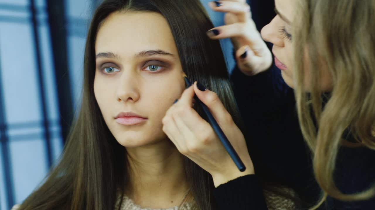 maquillaje de mujer joven maquilladora en un estudio 7