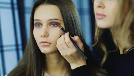 Make-up-Der-Make-up-Künstlerin-Der-Jungen-Frau-In-Einem-Studio-7