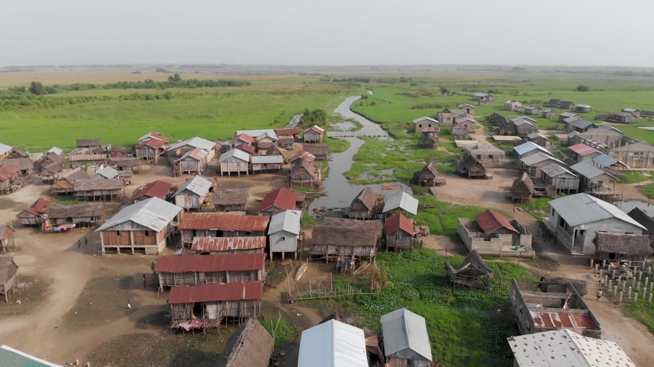 Desa miskin Ganvie Benin Afrika Barat, rumah-rumah gubuk, daerah pedesaan terpencil, pemandangan udara drone.