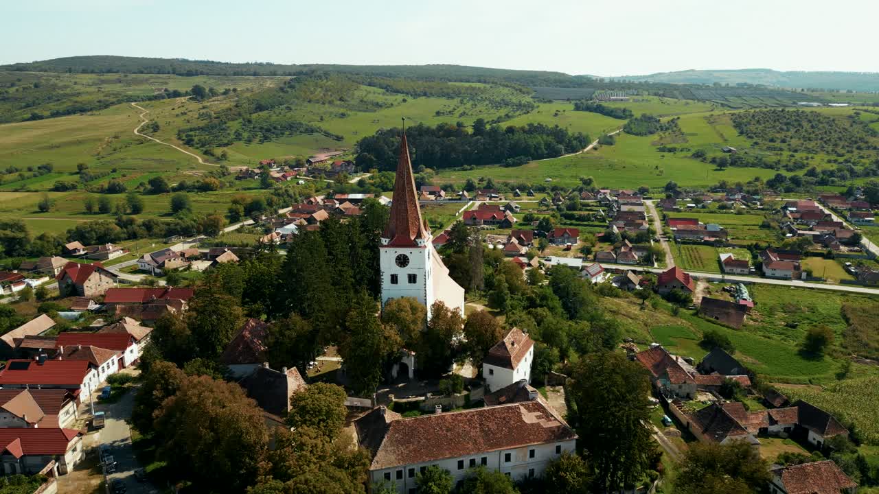 Luftaufnahme einer befestigten Kirche mit ländlicher Landschaft in Cincu, Brasov, Rumänien – Herauszoomen