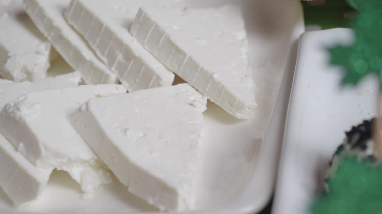 primer plano de queso blanco en rodajas en un plato
