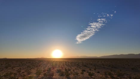 Puesta-De-Sol-Dorada-En-La-Cuenca-Del-Desierto-De-Mojave---Lapso-De-Tiempo