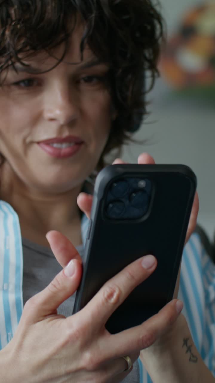 mujer usando un teléfono inteligente