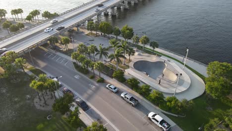 drone-view-which-zooms-into-a-skateboard-park-in-Bradenton,-Florida