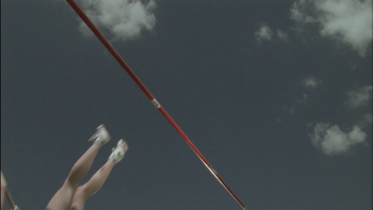 una niña realiza un salto con pértiga derribando la barra