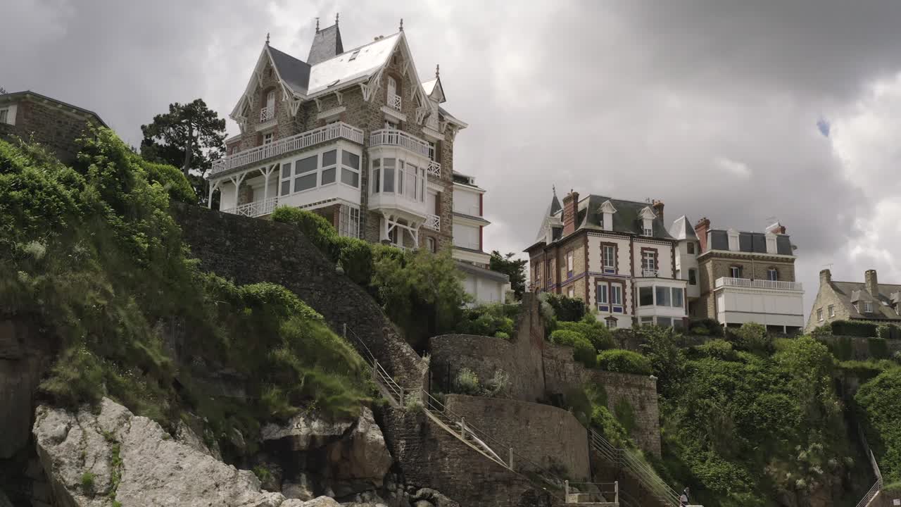 절벽에 있는 해안 프랑스 빌라