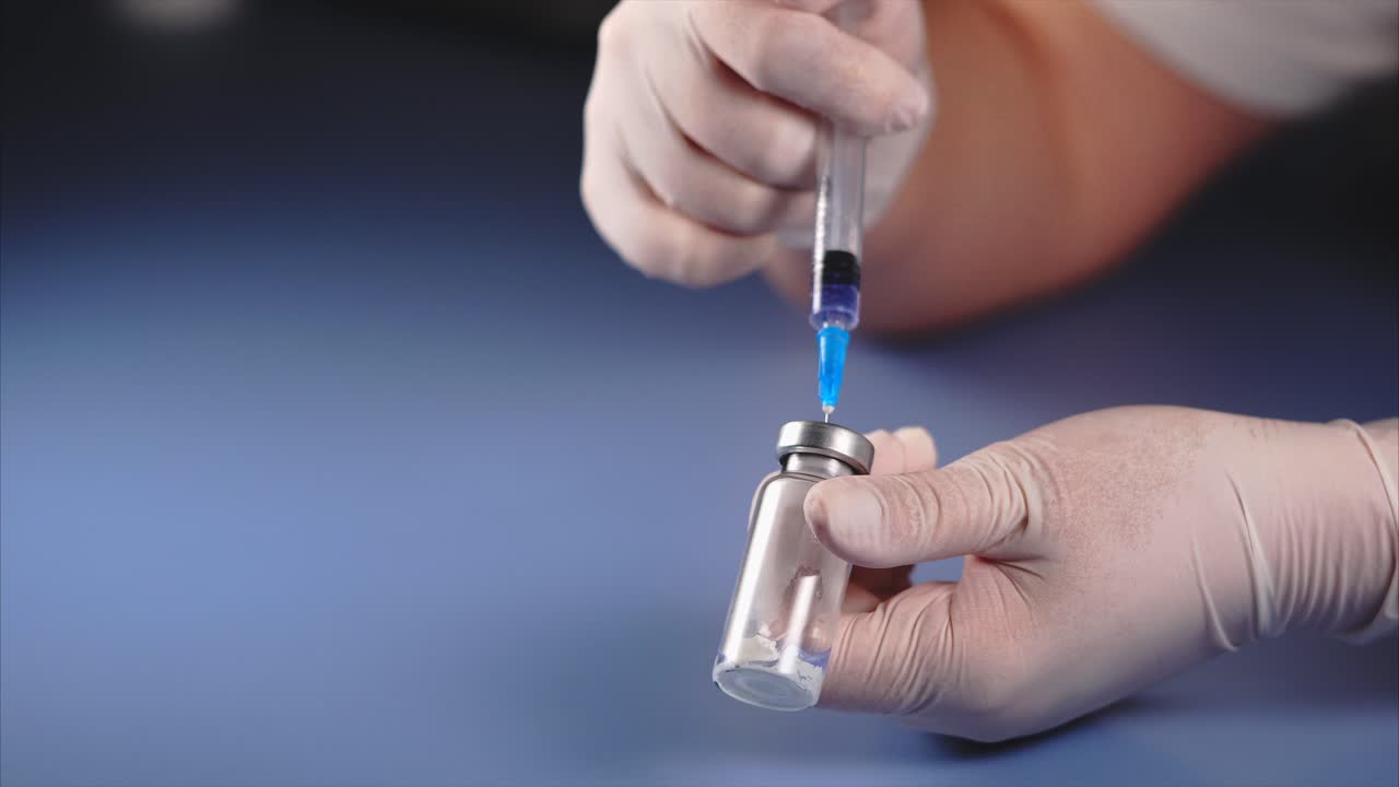 preparación de la inyección de la vacuna