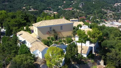 vista aérea de una villa en la costa de corfú