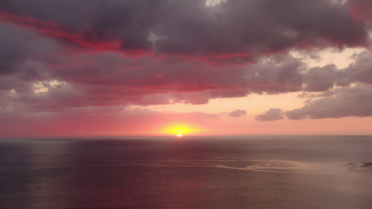 toma aérea de drones de 4k de una increíble puesta de sol con nubes rojas saturadas