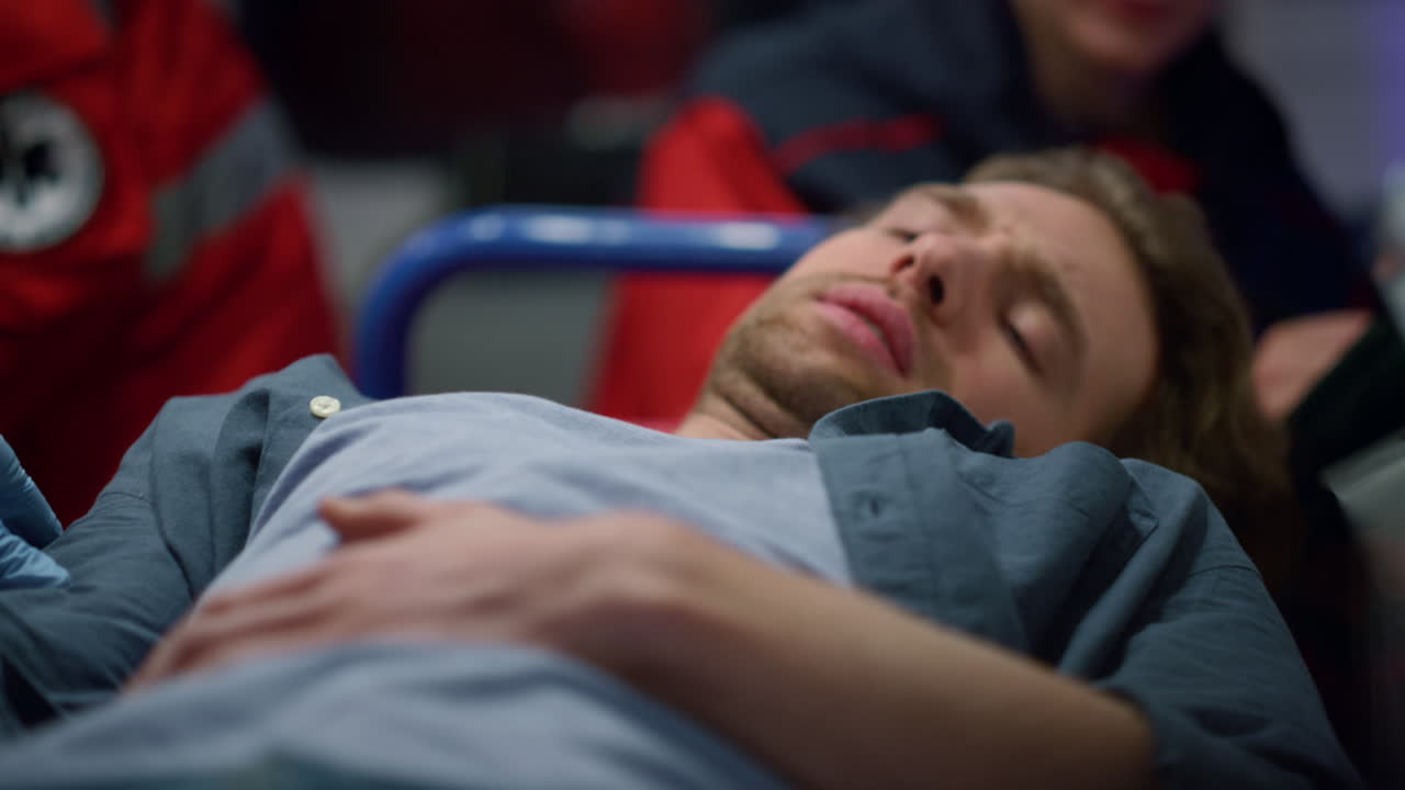 médicos paramédicos examinando a un paciente en camillas en un coche de emergencia