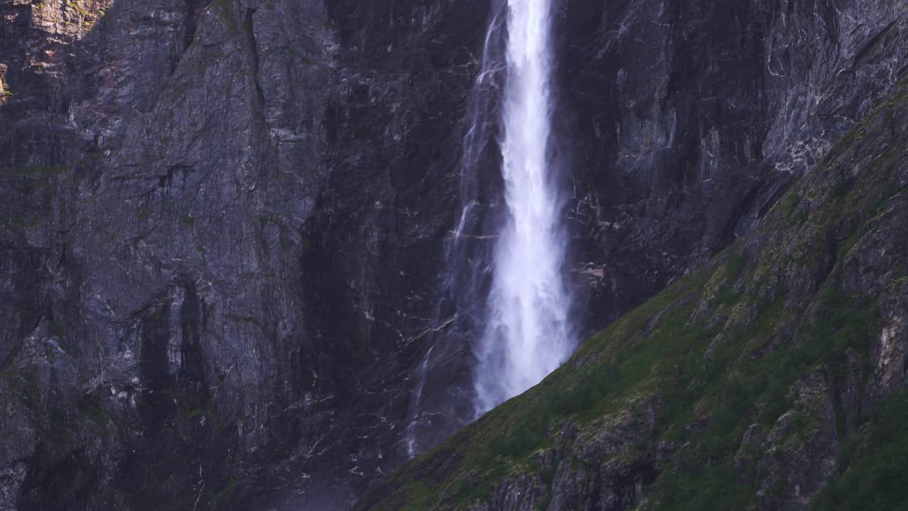 vista de la gran cascada en mardalsfossen, condado de møre og romsdal, noruega