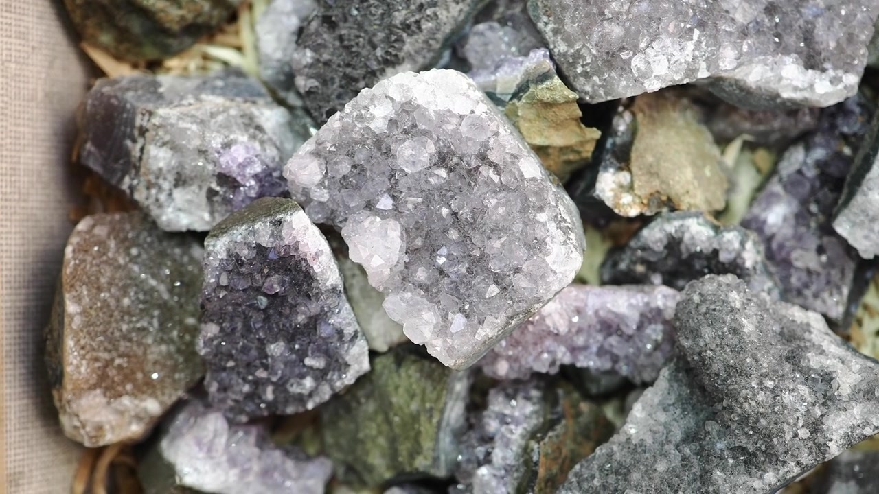 Nahaufnahme von rohen Amethyst-Geodenkristallen