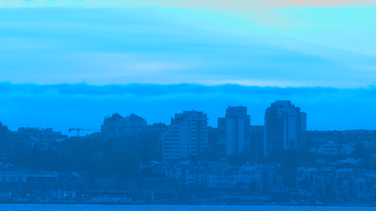 겨울철 밤에 들어오는 도시 도시 카스카이스의 와이드 샷