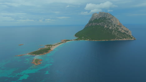 espejo turquesa: figarolo, aguas vibrantes, antenas de lujo, y la hermosa montaña