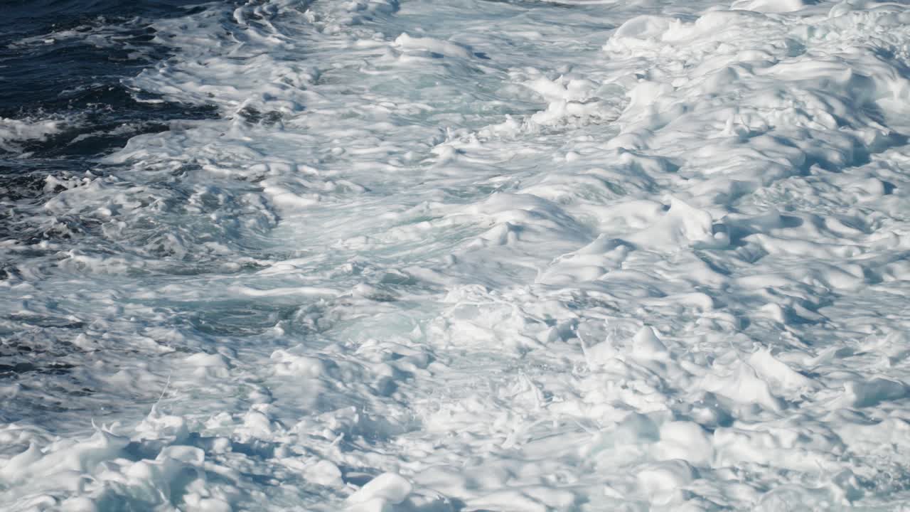 Il placido abbraccio dell'acqua bianca impetuosa e scrosciante, un'oasi tranquilla per gli occhi.