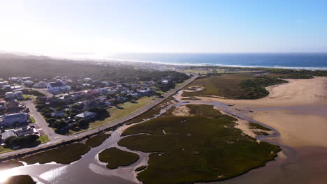 Vista-Aérea-Del-Amanecer-Sobre-El-Estuario-De-Goukou-Que-Revela-Un-Humedal-De-Marea-En-La-Bahía-Quieta