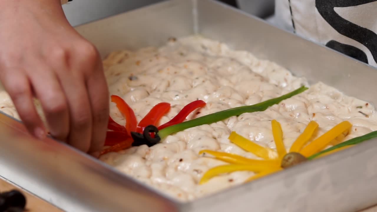 focaccia에 꽃을 피우기 위해 고추를 넣습니다.