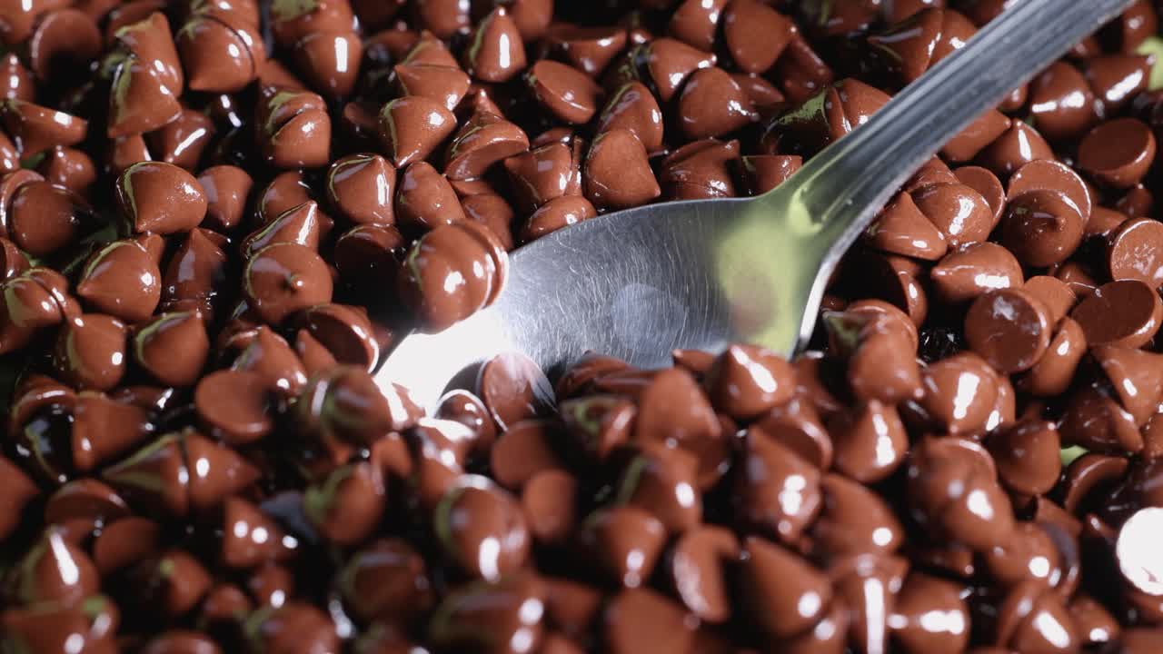 cuchara recogiendo trozos de chocolate de una pila