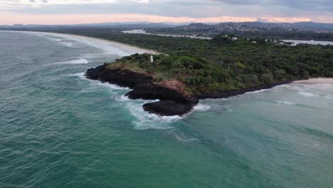 Timelapse---Calzada-Y-Faro-De-Fingal-Head-En-Nueva-Gales-Del-Sur,-Australia