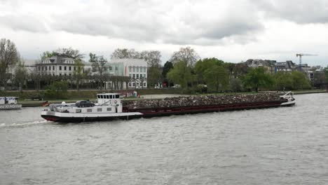 Barge-Carrying-Rubbish-Along-River-Main-In-Frankfurt