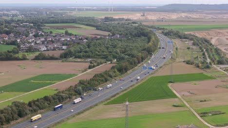 Deutsche-Autobahn-Im-Ländlichen-Bergbaugebiet,-NRW,-Luftdrohnenansicht