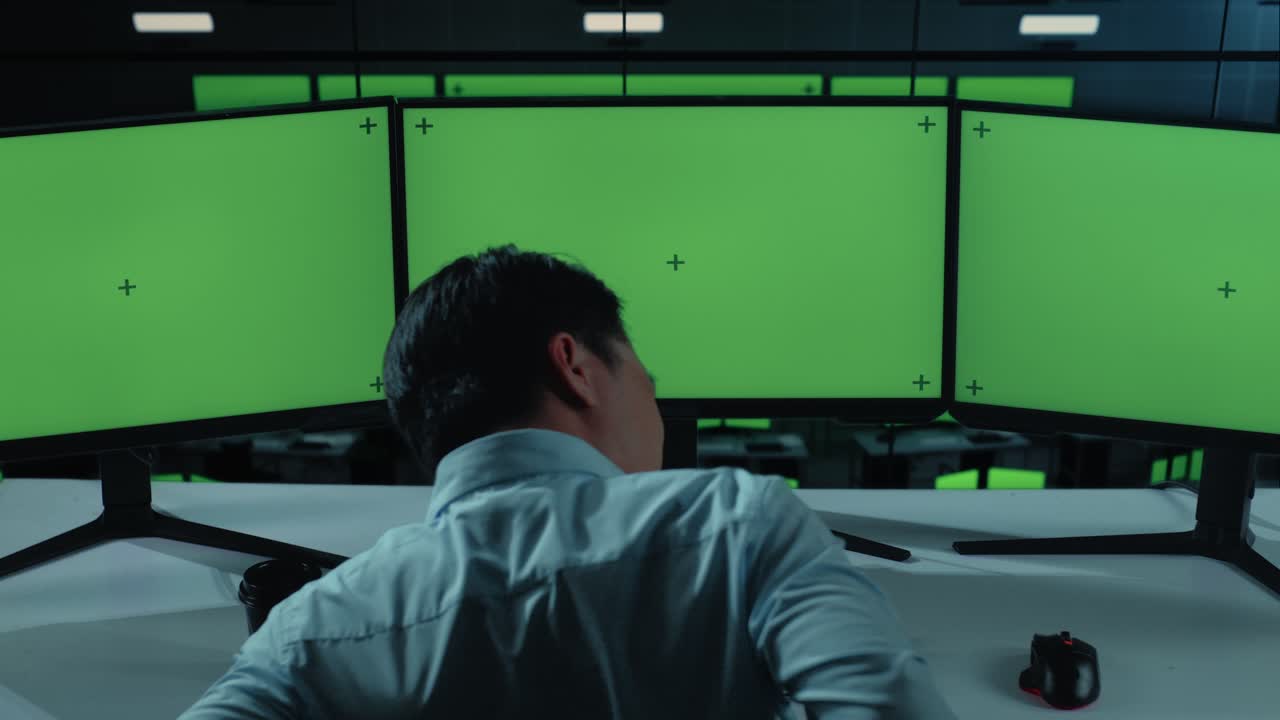 사무실 에서 여러 개의 컴퓨터 모니터 를 모방 하여 작업 하는 동안 허리 통증 을 겪는 아시아인 의 뒷면