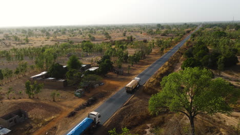 video tomado desde el aire de camiones que se desvían de la carretera en burkina faso, áfrica