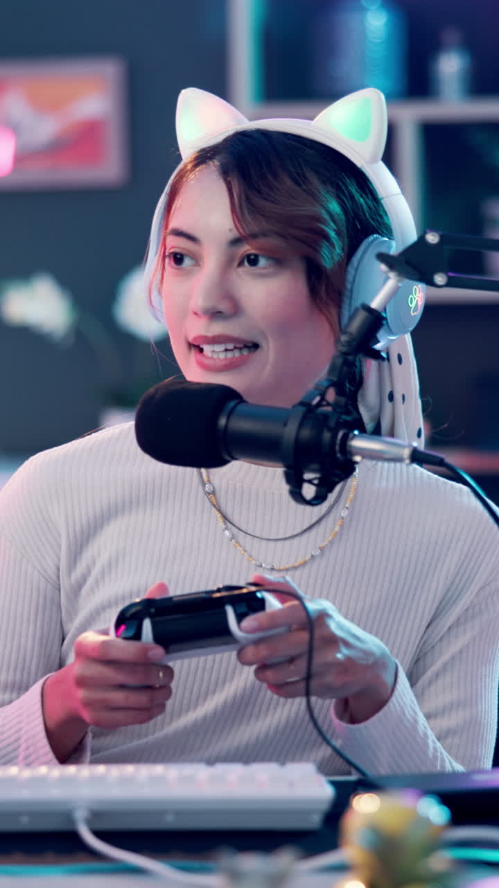Streamer donna che gioca online ai videogiochi